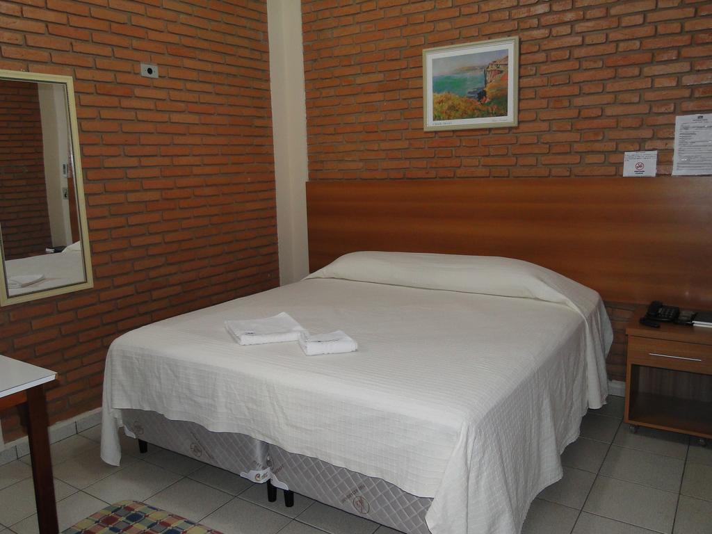 Hotel Pousada Vale Do Sol Em Pompeia Ruang foto